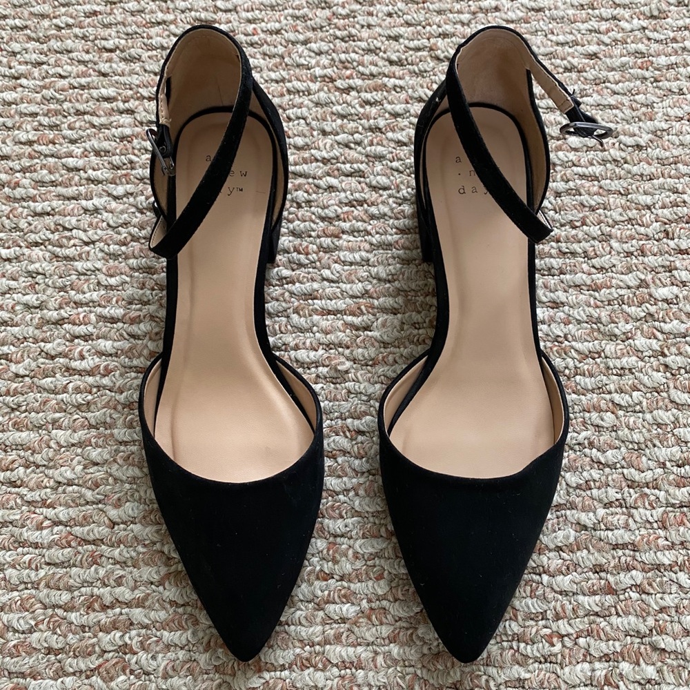 Black blocked heel shoe with thin strap